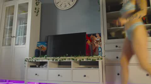 Snapshot of weed_princesss chatting on 12/04/24, 12:03  moon  online show from 12/04/24, 12:03