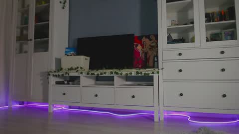 Snapshot of weed_princesss chatting on 12/06/24, 01:11  moon  online show from 12/06/24, 01:11