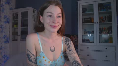 Snapshot of weed_princesss chatting on 02/01/25, 12:47  moon  online show from 02/01/25, 12:47