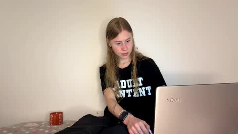 Snapshot of wellskiffle chatting on 10/30/25, 04:08 wellskiffle online show from 10/30/25, 04:08