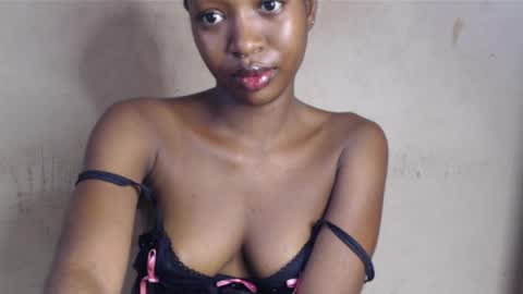 Snapshot of wet_pussy200 chatting on 05/14/26, 12:01 Bella online show from 05/14/26, 12:01