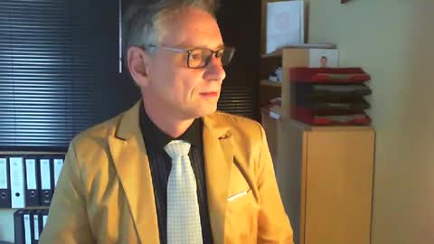 Snapshot of wetsuitedman chatting on 02/19/25, 02:44 Franz online show from 02/19/25, 02:44