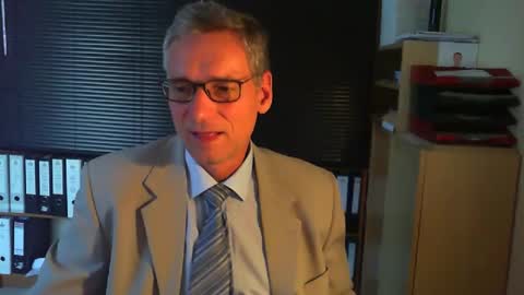 Snapshot of wetsuitedman chatting on 09/18/25, 03:25 Franz online show from 09/18/25, 03:25