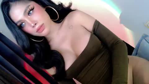 Snapshot of what_the_fuckxx chatting on 09/25/25, 05:22 kiara online show from 09/25/25, 05:22