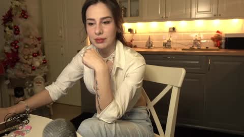 Snapshot of whats_her_name chatting on 12/13/24, 10:55 Victoria Maria online show from 12/13/24, 10:55