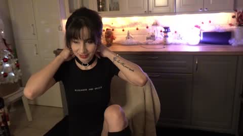 Snapshot of whats_her_name chatting on 01/02/25, 06:01 Victoria Maria online show from 01/02/25, 06:01