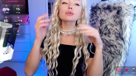 WhiteLaBunny online show from 10/16/25, 09:43