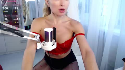 WhiteLaBunny online show from 10/24/25, 09:38