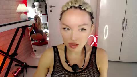 WhiteLaBunny online show from 11/06/25, 02:18