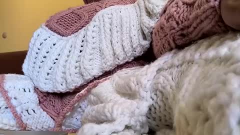 whitesweater online show from 04/24/26, 06:38