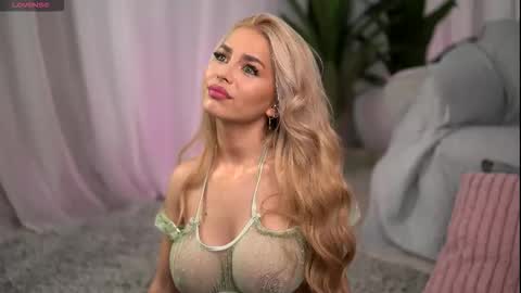 Snapshot of whitneyandrews chatting on 11/13/25, 04:33 whitneyandrews online show from 11/13/25, 04:33