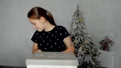 Veronica online show from 12/28/24, 11:37