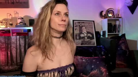 Snapshot of widthofapeach chatting on 02/05/25, 03:45 Gretchen Jimmy online show from 02/05/25, 03:45