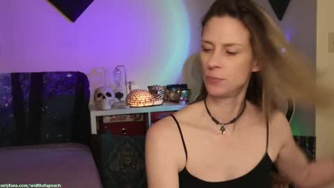 Snapshot of widthofapeach chatting on 10/13/25, 02:33 Gretchen Jimmy online show from 10/13/25, 02:33