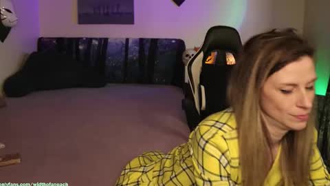 Snapshot of widthofapeach chatting on 11/01/25, 07:43 Gretchen Jimmy online show from 11/01/25, 07:43