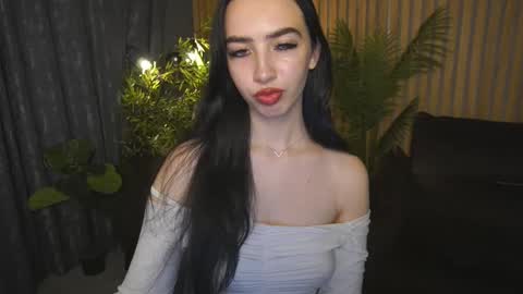 Snapshot of wildkittenx_ chatting on 10/09/25, 05:49 Alena online show from 10/09/25, 05:49