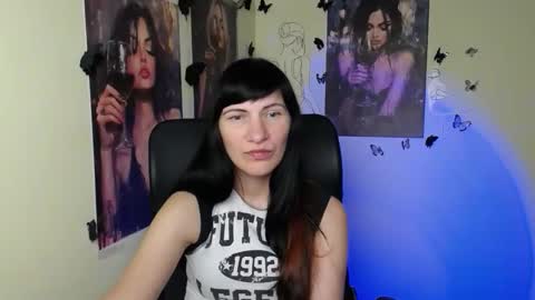 Snapshot of wildsoul8 chatting on 05/21/26, 05:25 Rosalinda online show from 05/21/26, 05:25