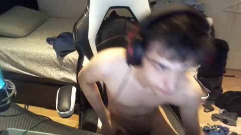 Snapshot of willfro_ chatting on 10/18/25, 03:53 willfro_ online show from 10/18/25, 03:53