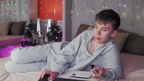 Snapshot of william_ross chatting on 12/24/24, 06:00 will online show from 12/24/24, 06:00