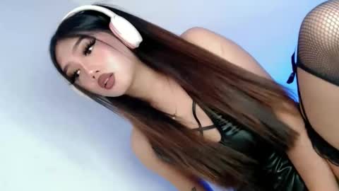 Snapshot of willing_and_wet chatting on 11/25/25, 02:06 LE XI online show from 11/25/25, 02:06