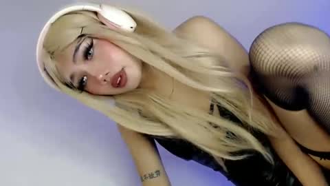 Snapshot of willing_and_wet chatting on 11/28/25, 03:47 LE XI online show from 11/28/25, 03:47