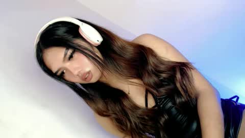 Snapshot of willing_and_wet chatting on 12/01/25, 05:01 LE XI online show from 12/01/25, 05:01