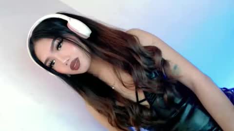 Snapshot of willing_and_wet chatting on 12/04/25, 02:37 LE XI online show from 12/04/25, 02:37