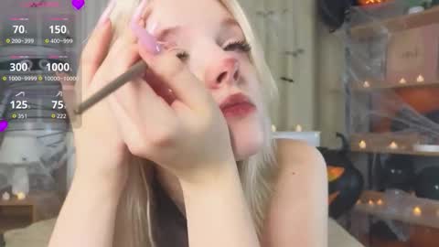 Snapshot of wilonebute chatting on 10/31/25, 01:28 Mary online show from 10/31/25, 01:28