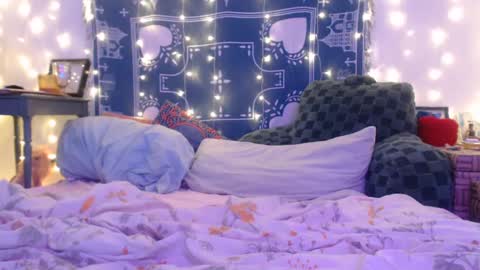 Eevie online show from 12/12/24, 03:43