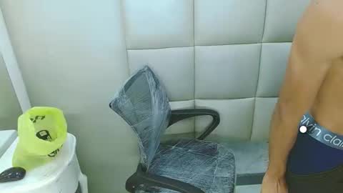 Snapshot of winnybarness chatting on 10/24/25, 02:41 WinnyBarness online show from 10/24/25, 02:41