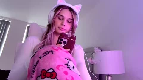 evie online show from 11/19/25, 10:26