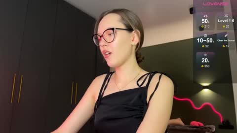 Isobelle online show from 10/26/25, 03:18