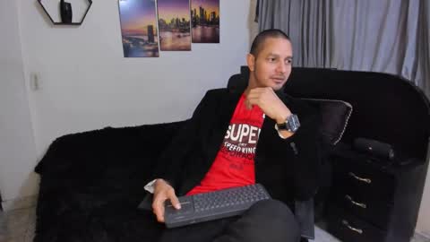 Magnus Dark independent model online show from 12/22/25, 04:53