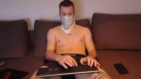 Snapshot of wolf021221 chatting on 04/10/26, 09:14 wolf021221 online show from 04/10/26, 09:14