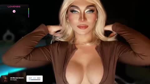 Snapshot of womanofyourdesire_ts chatting on 10/26/25, 12:05 Julia online show from 10/26/25, 12:05