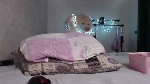 Snapshot of wow_blonde chatting on 07/12/26, 12:51 Lily online show from 07/12/26, 12:51