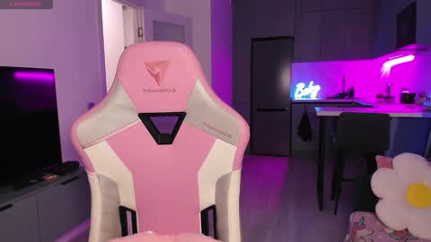 Emi online show from 10/21/25, 04:08