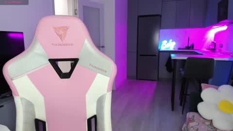 Emi online show from 11/24/25, 06:07