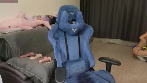 Neo and Abby online show from 12/20/25, 06:15