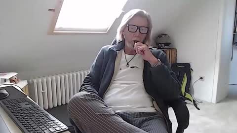 WyattEarp64 online show from 10/23/25, 10:03