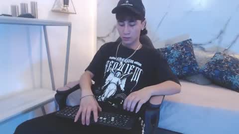 xandergrey8 online show from 04/15/26, 07:58