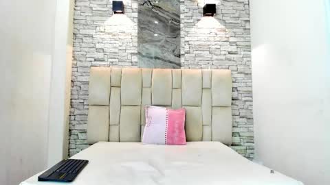 Snapshot of xavi_lee chatting on 12/15/25, 08:13 XAVI online show from 12/15/25, 08:13