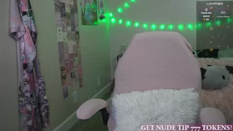 Snapshot of xclusivesecrets chatting on 01/18/26, 11:36 spoil me here online show from 01/18/26, 11:36