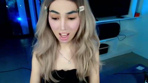 Snapshot of xdropgorgeous_onlyamira chatting on 10/13/25, 11:54 Hello ur lovely AMIRA online show from 10/13/25, 11:54