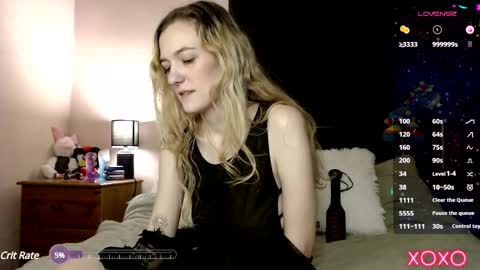 Snapshot of xelliee_rosex chatting on 02/11/25, 05:18 EllieeRose online show from 02/11/25, 05:18