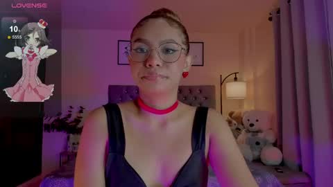 Snapshot of ximena_sotto1 chatting on 05/07/26, 08:25 camila online show from 05/07/26, 08:25