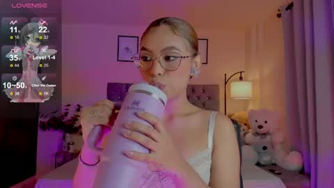 Snapshot of ximena_sotto1 chatting on 05/21/26, 08:38 camila online show from 05/21/26, 08:38