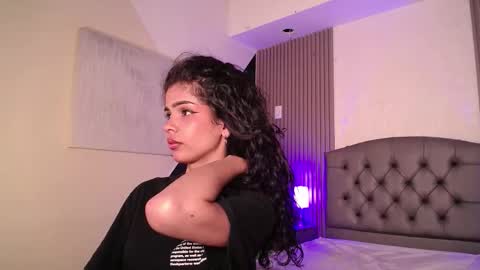 Snapshot of ximenaa_diaz chatting on 09/09/25, 10:42 Mia Vega online show from 09/09/25, 10:42