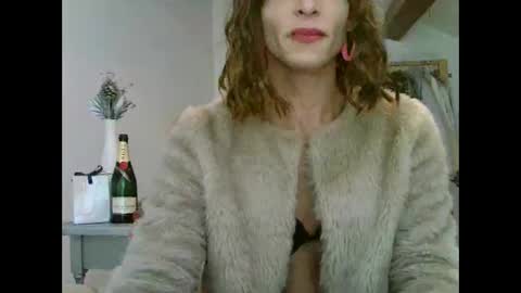 Snapshot of xlecram chatting on 11/16/25, 01:17 Wendy online show from 11/16/25, 01:17