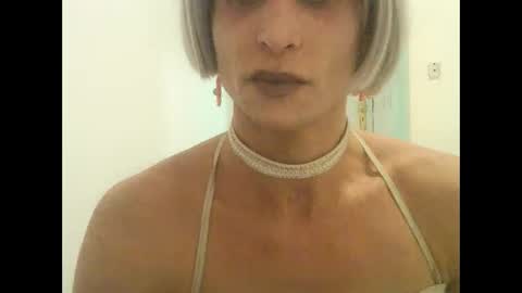 Snapshot of xlecram chatting on 12/14/25, 01:22 Wendy online show from 12/14/25, 01:22